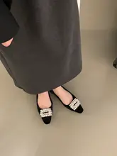 水晶装飾のフラットシューズ【レトロデザイン・ラウンドトゥ・秋冬用】