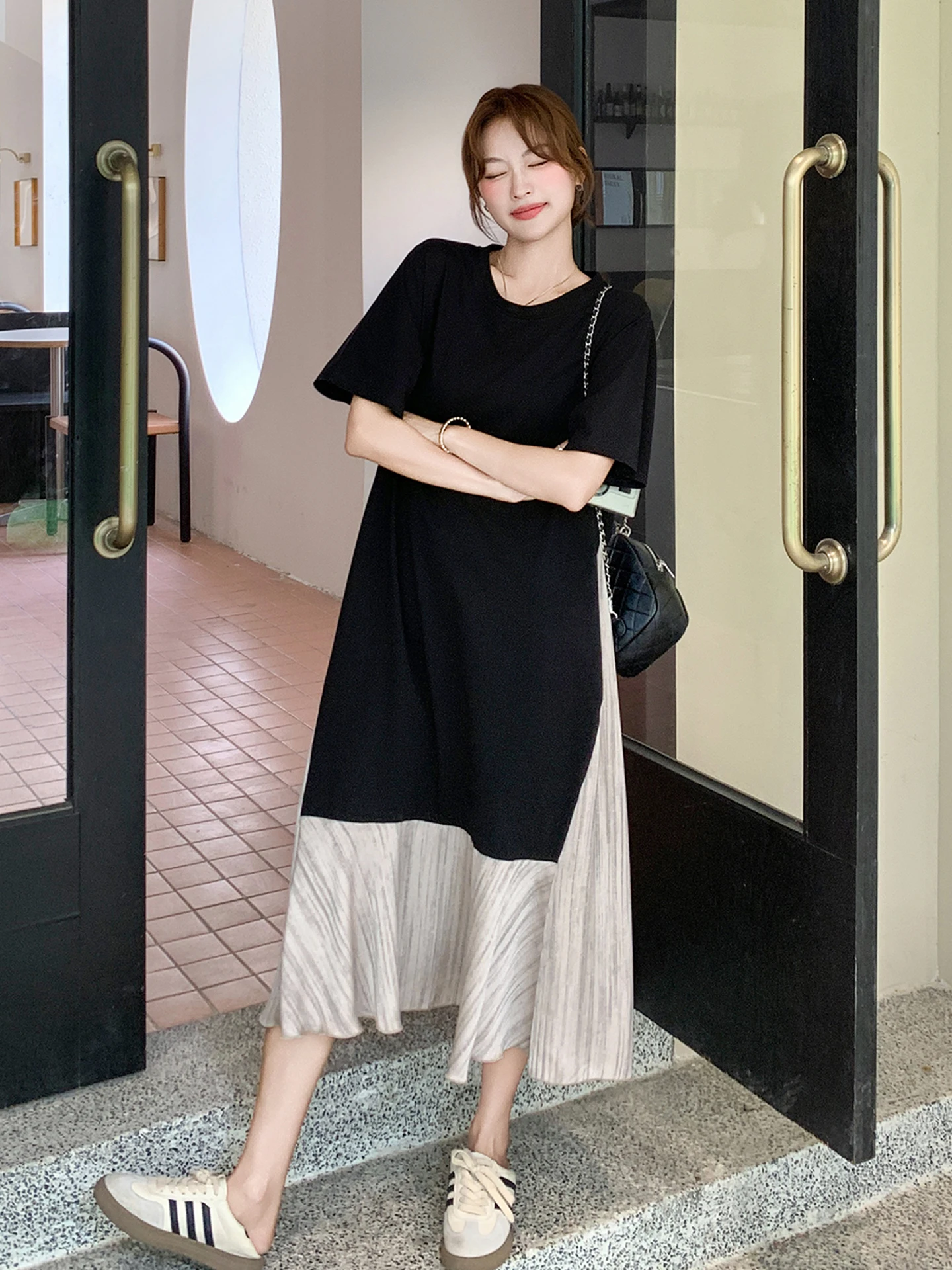 30代女性が選ぶべき「夏の日常コーデ」は、黒の風プリントドレスなのか？