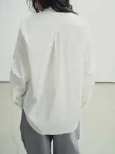 シンプルなデザインのフィット感抜群な白衬衫【天然貝ボタン付き】