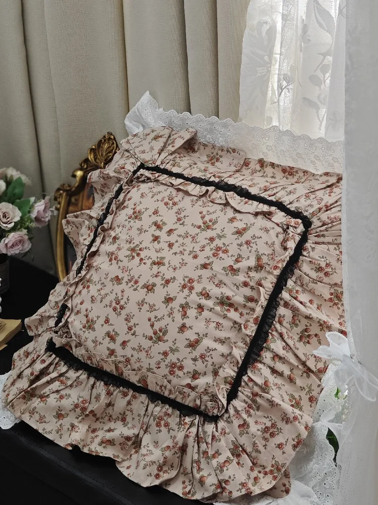 フラワープリントのコットン製レース付きクッションカバーは部屋に置くとおしゃれに見えるのか
