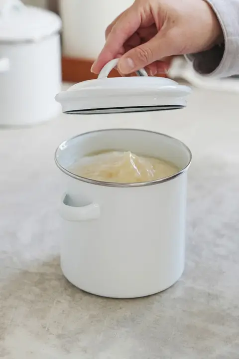 ホーロー 保存容器 両耳付き 蓋付き 密閉 ホワイト キッチン収納 ラード キムチ ラー油