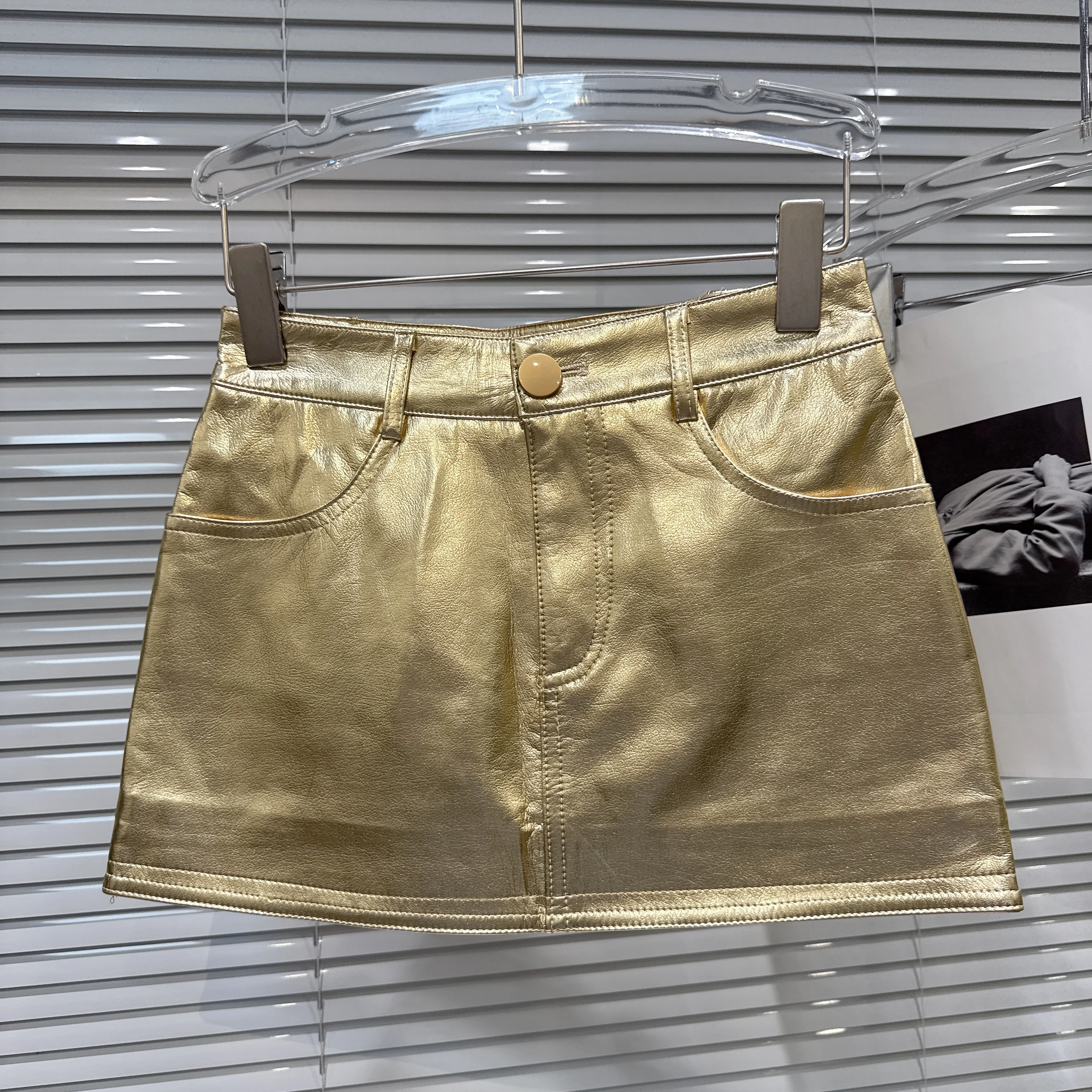 春季新作フリルネックヒョウ柄シフォンシャツと金色ミニスカートセット：20代女子のオシャレ着こなしに最適なアイテム