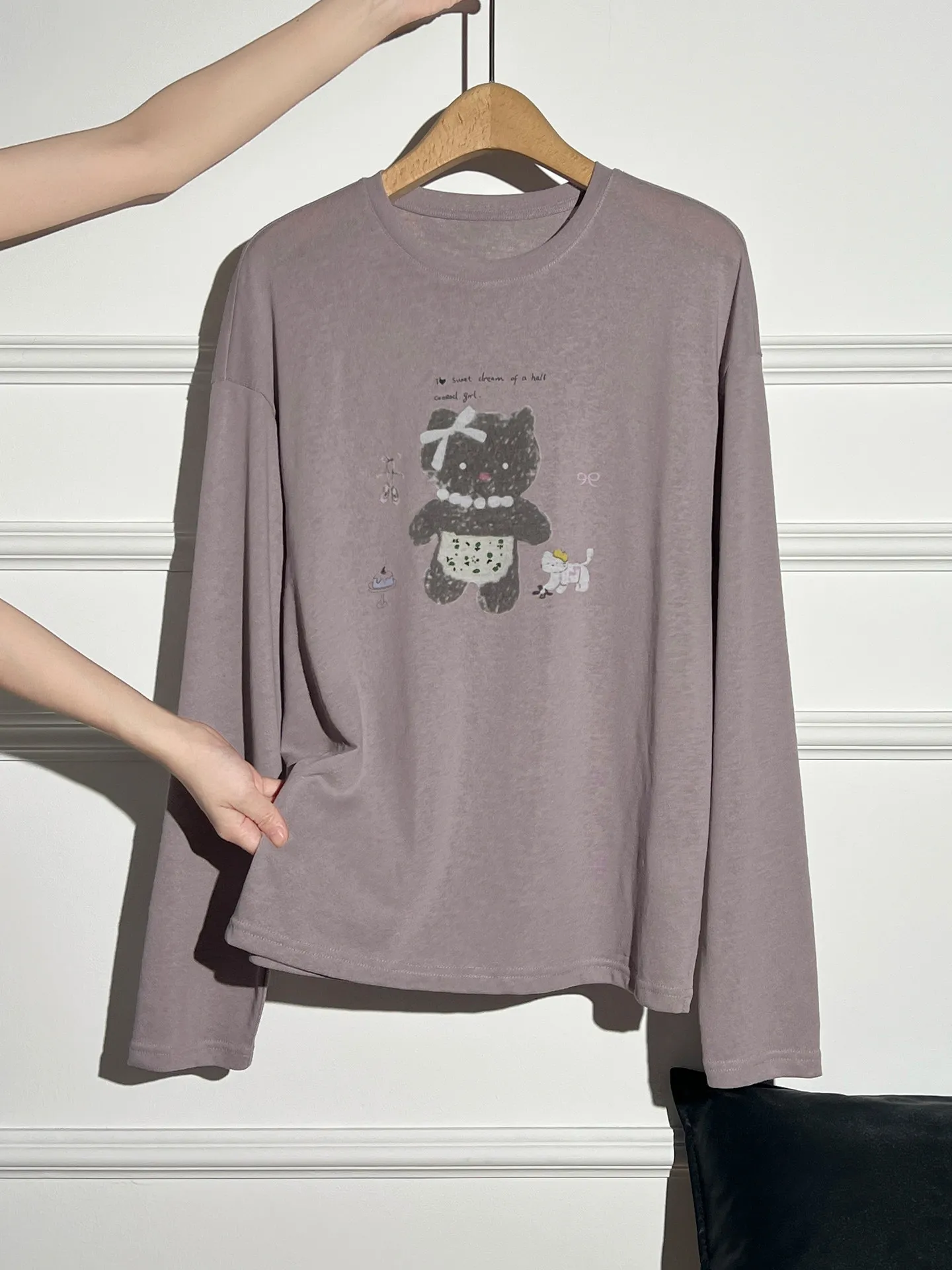 白色プリント入り長袖Tシャツ：レトロかわいいスタイルの定義と着こなしの実践