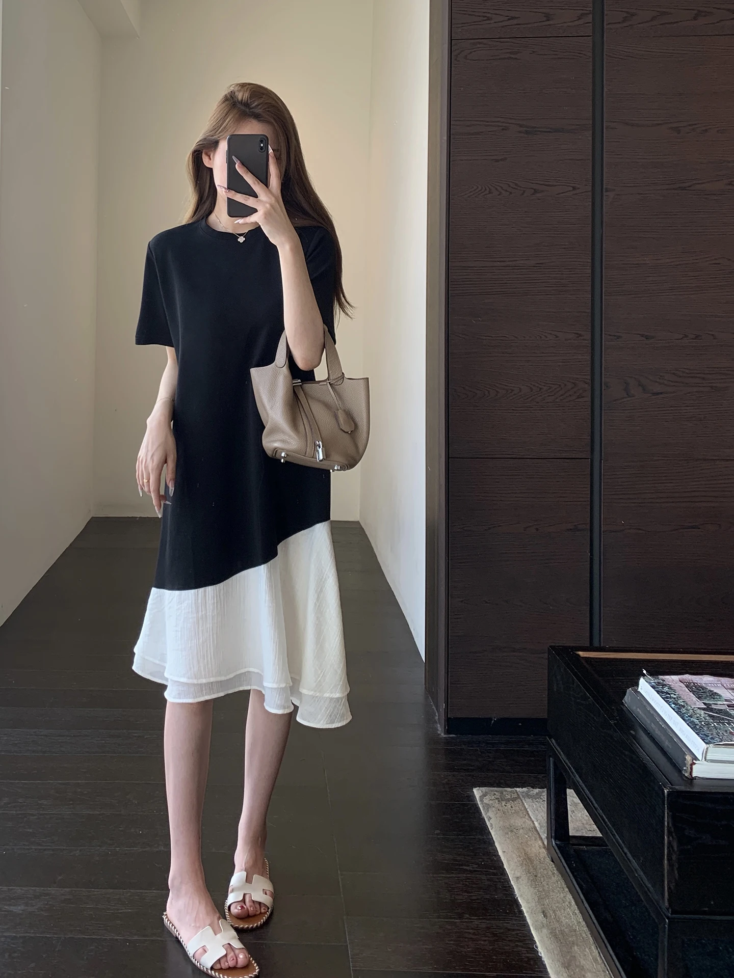 6月に着る20代女性の服はどう選ぶ？リネンドレスが解決する夏の着こなしの悩み