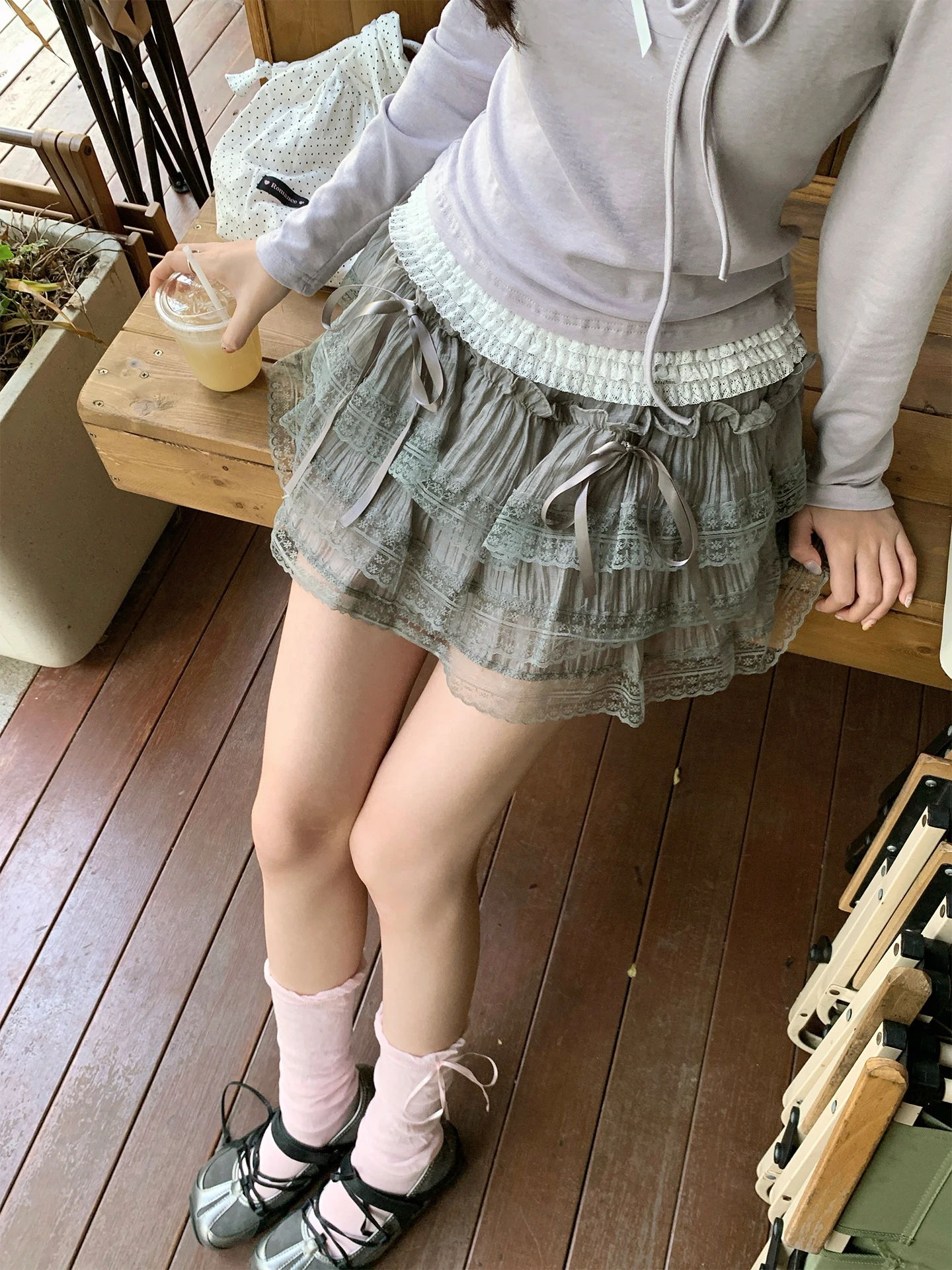 リボン付きレースのウエストゴムミニスカート：ストリート系女子に最適なシンプルで大人可愛いデザイン