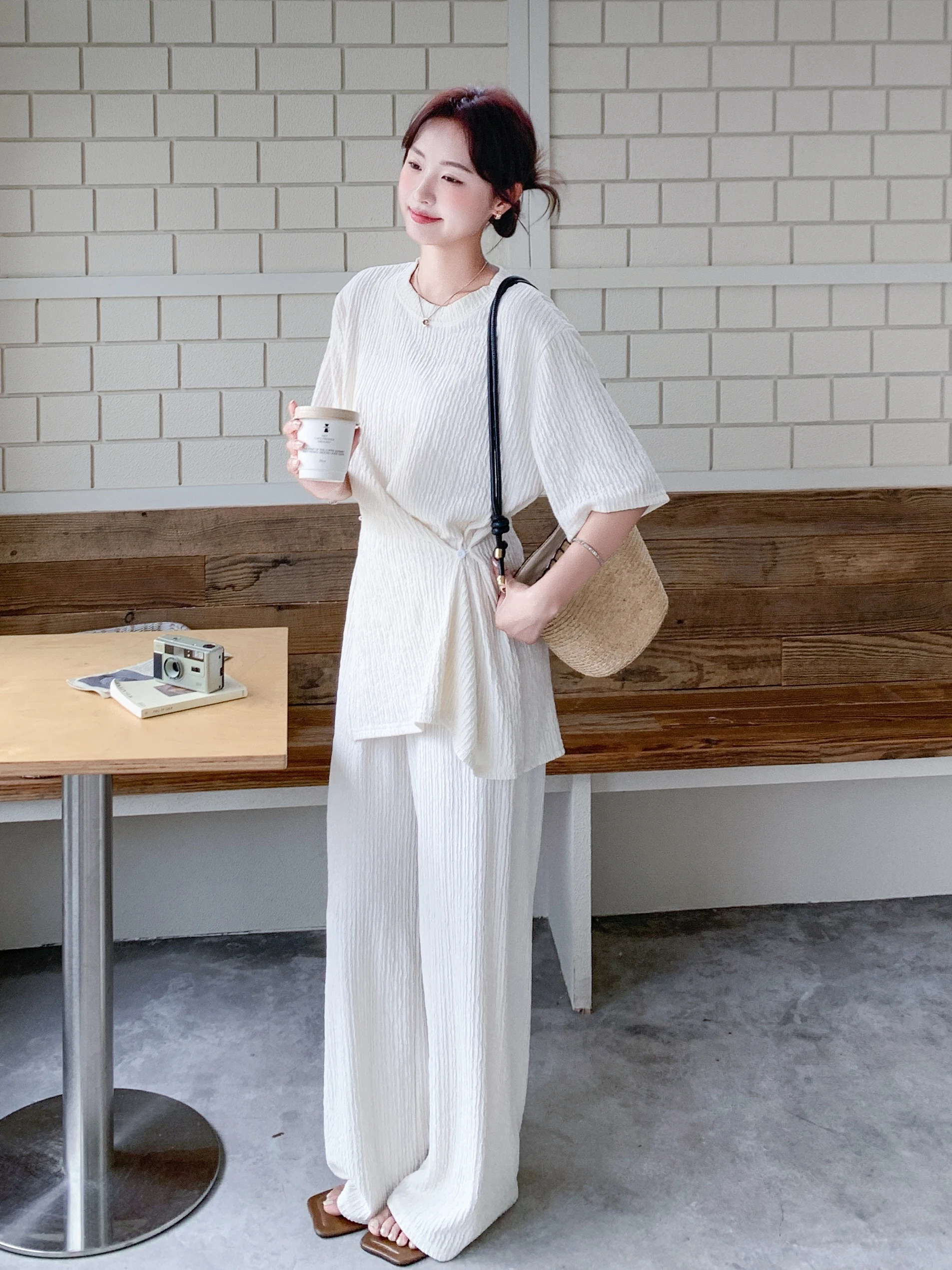 夏の白コーデに最適なスタイル白のリボン付きトップスとワイドパンツセット