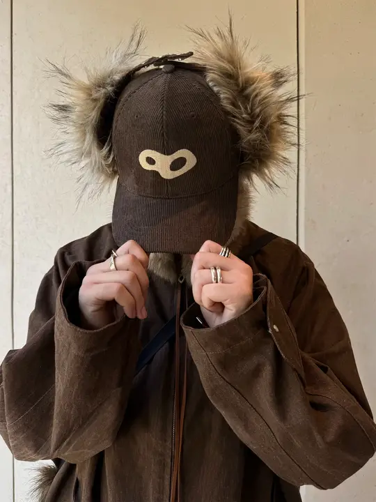 灯芯绒の刺繍付き耳あてキャップ【レトロロゴ・グラデーション・衝撃的な色使い】