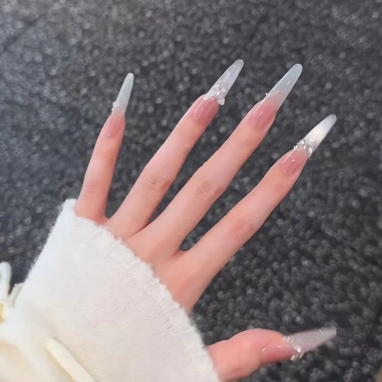 お呼ばれネイルにどんなデザインがおすすめ？自然なグラデーションと猫目バタフライが話題の理由