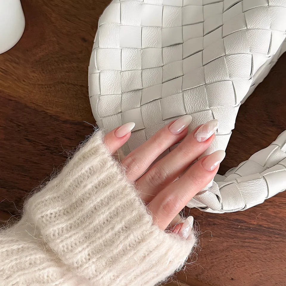 ネイルチップ プレスオンネイル ハンドメイド グラデーション サテンリボン ラインストーン ミルクホワイト 透明感 フェミニン 上品