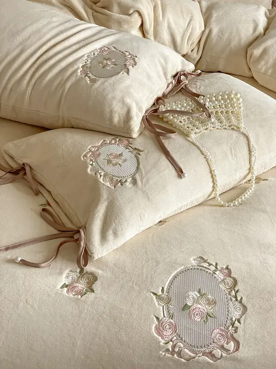 冬用保温ミルクベルベット四点寝具【極上の柔らかさ・刺繍デザイン・防静電気・コーラルフリース・厚手】（セットアップ対応）