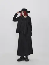 不均一なプリーツデザインの黒シャツ【ゆったりシルエット・長袖・ダーク系】