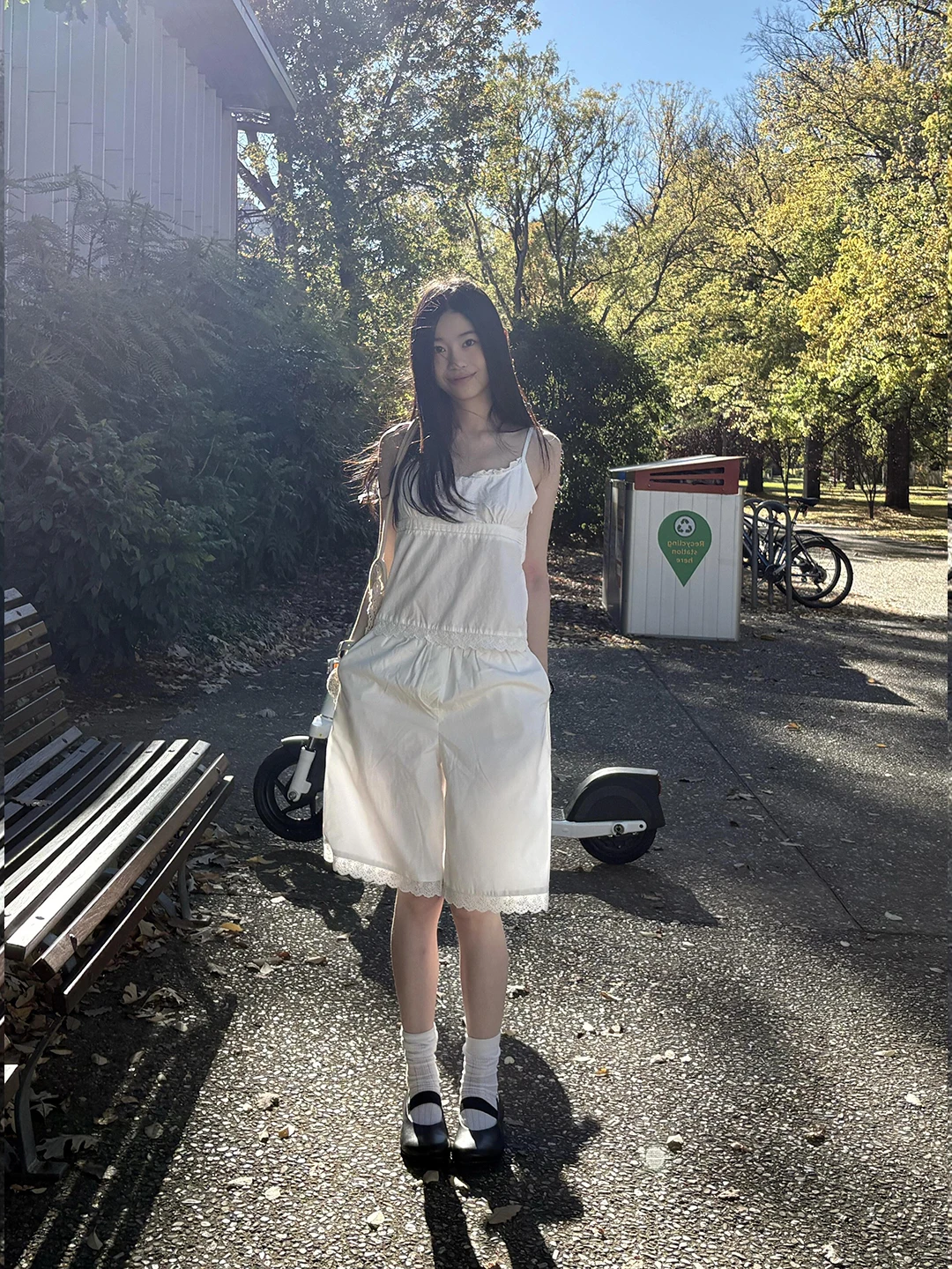 20代後半女子が今夏選ぶべき「おしゃれな着こなし」は？白色レースキャミソールとワイドパンツのセットアップ