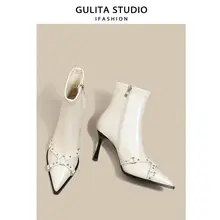 高級感あるホワイトヒールポインテッドトゥショートブーツ【ベルト付き・スタッズ・細いヒール ・秋冬用】