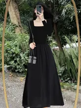 シンプルなデザインの黒いロングドレス【長袖・ウエスト絞り・ラウンドネック・大人の雰囲気】
