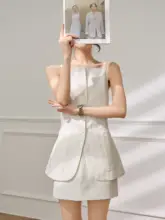 ミルクホワイトのキャミソールベストとミニスカートの2点セット【軽やかで上品・通勤向け】（セットアップ対応）