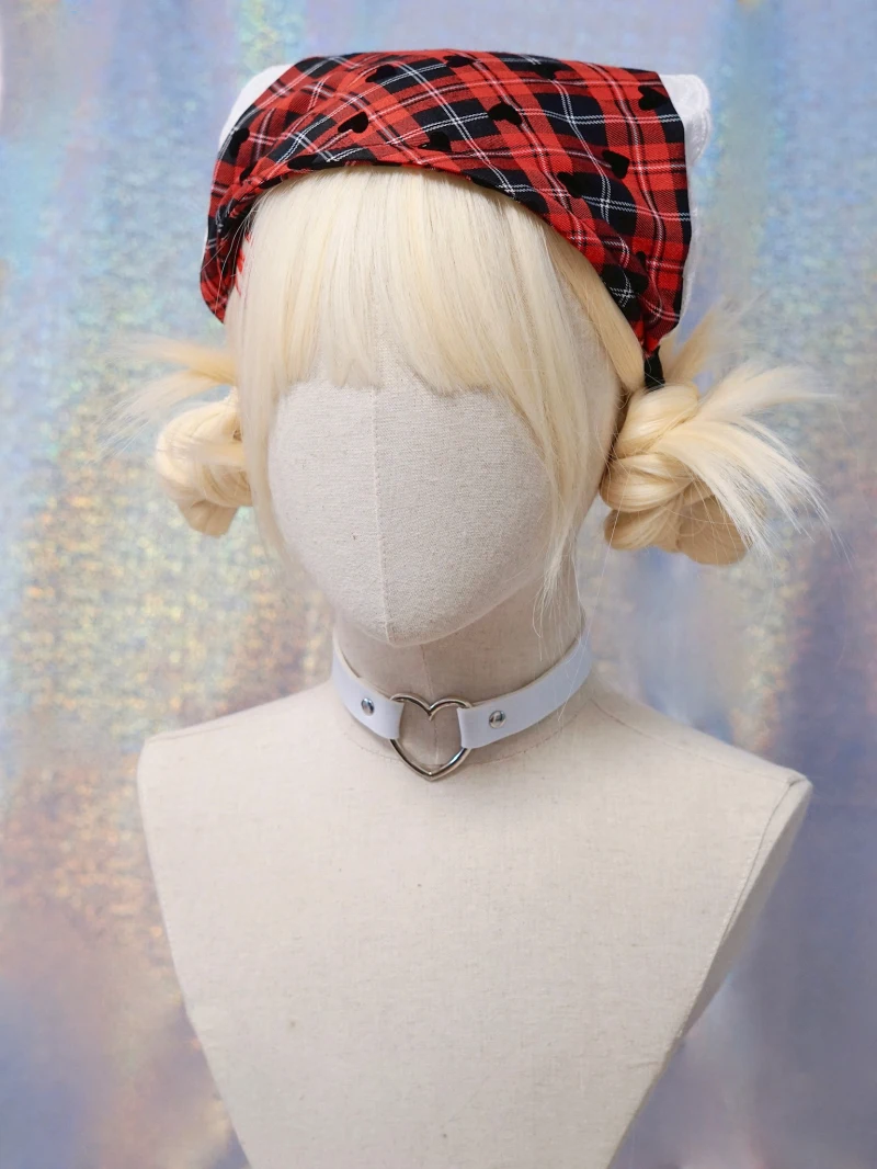 手作りの赤黒チェックレース三角巾ヘアバンド：40歳の女性に合うストレートヘアスタイルのアクセント