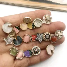 ファッショナブルなパールボタンのシャツ【白い花柄・金属ボタン】