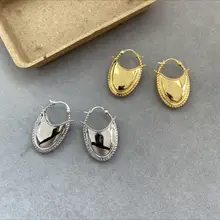 オーバルカーブデザインのエレガントなフープピアス【軽やかで多様なスタイルに対応】