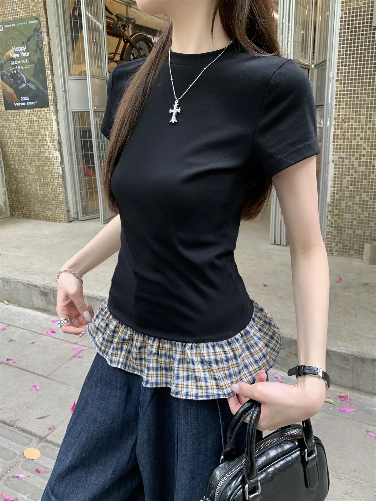 ヴィンテージチェック柄のフレアトップス：夏用女性向けのスリムフィットスタイル