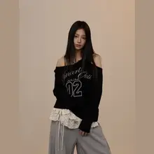 デザイン性のある斜め肩の白い長袖Tシャツ【春夏用・レタープリント・露肩】