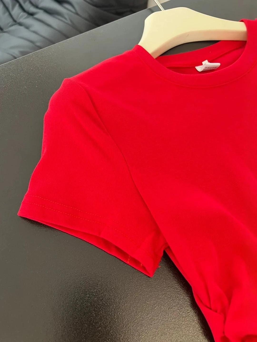 赤い短袖Tシャツは、本当に夏の通勤スタイルを救うのか？