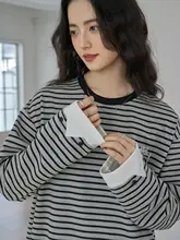ストライプデザインのラウンドネック長袖Tシャツ【犬プリント・春用・ゆったりしたシルエット】