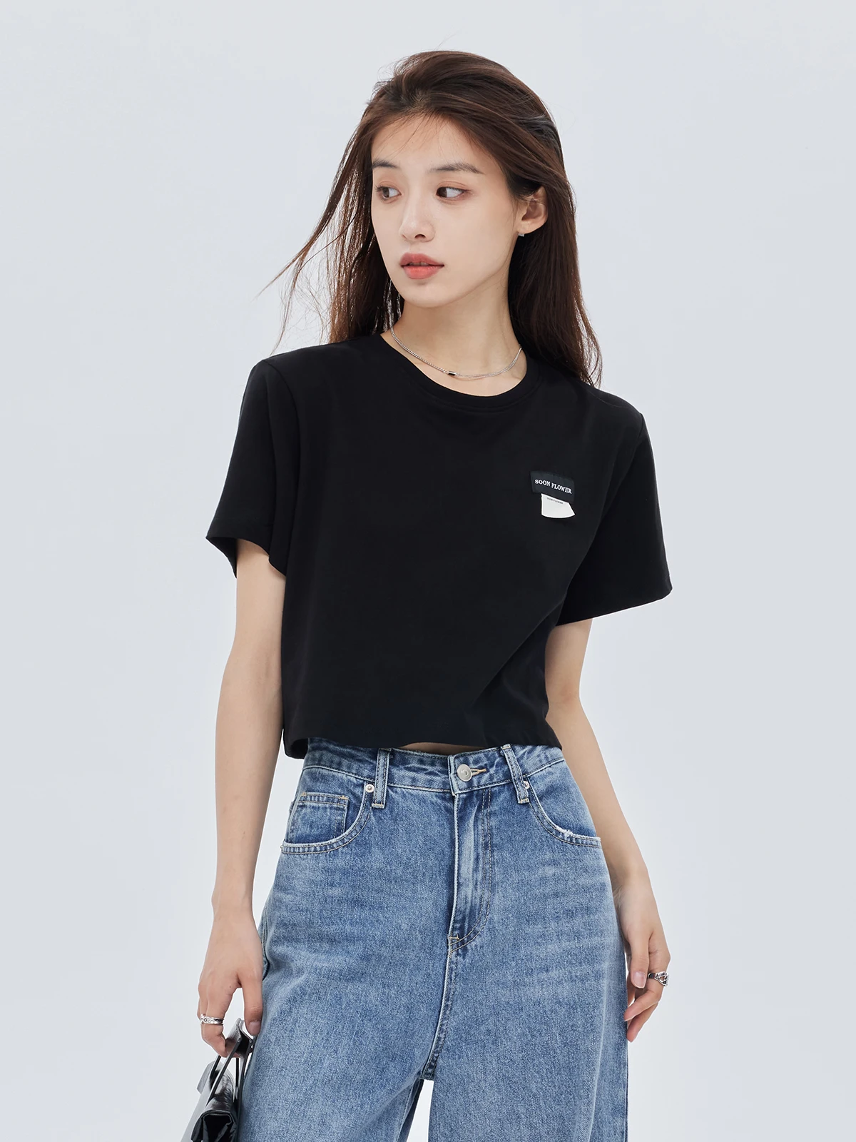 cropped t shirt はどんなときに着るべき？通勤から夏の日常まで、選び方のすべてを解説