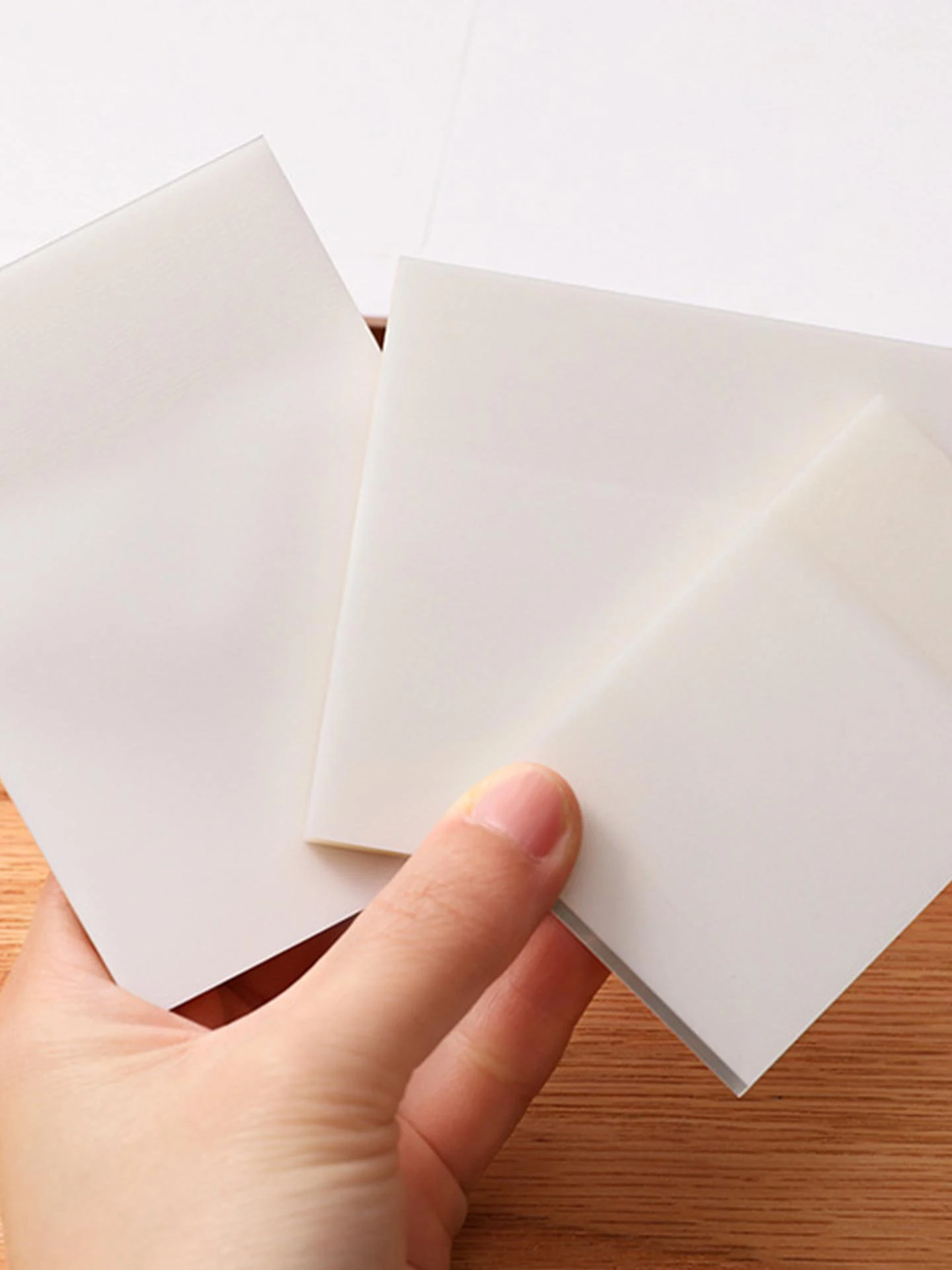 シンプルな透明メモ帳：上司の机に書類を置く際の実用性と使い方