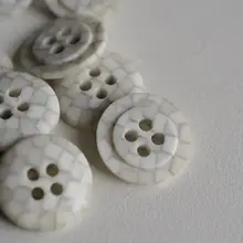 深灰色ストライプ模様の白いマイクロファイバー装飾ボタン【フラットデザイン・15mm】