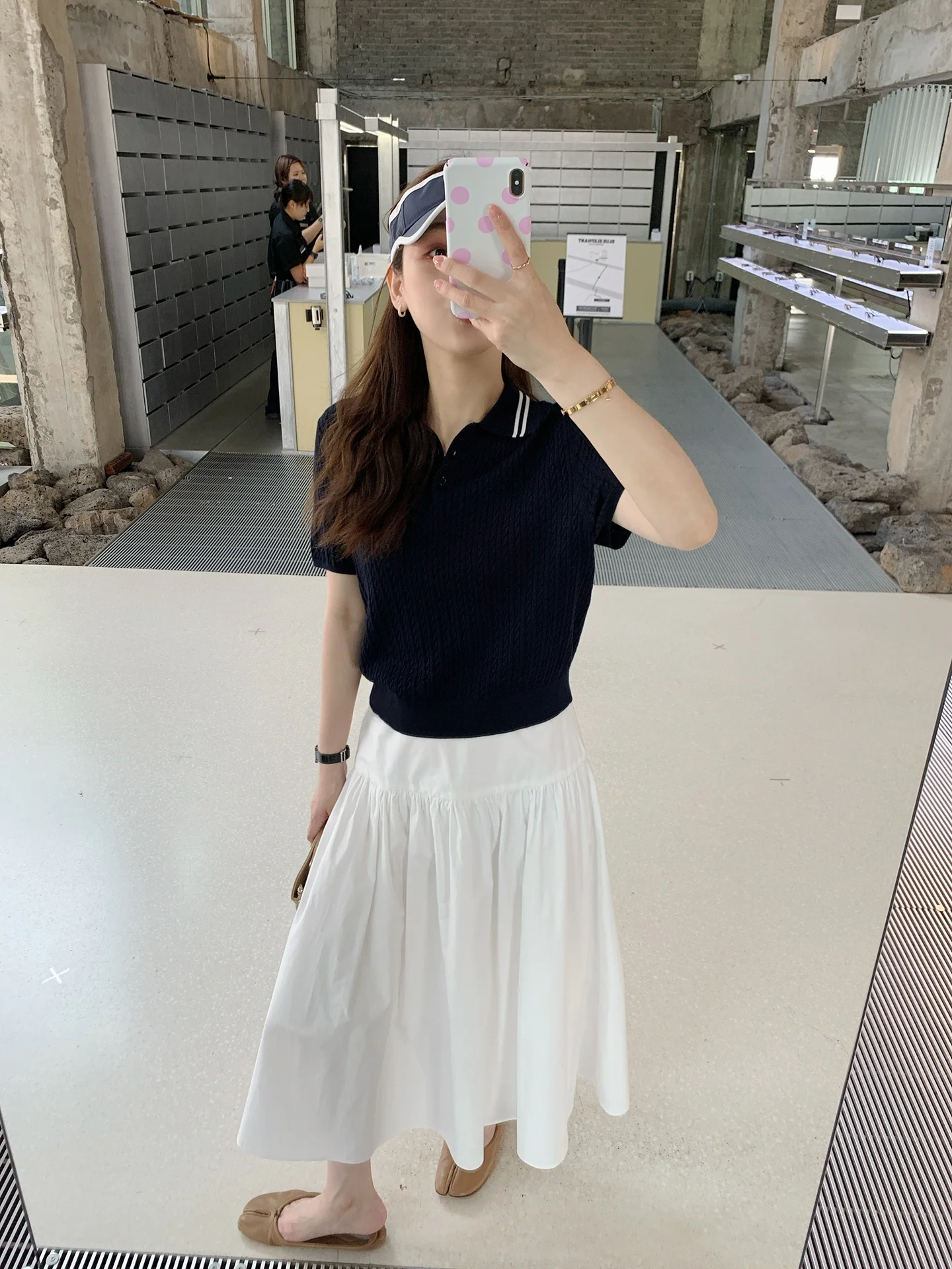 黒マーメイドスカートを夏に着るなら、どう選ぶ？