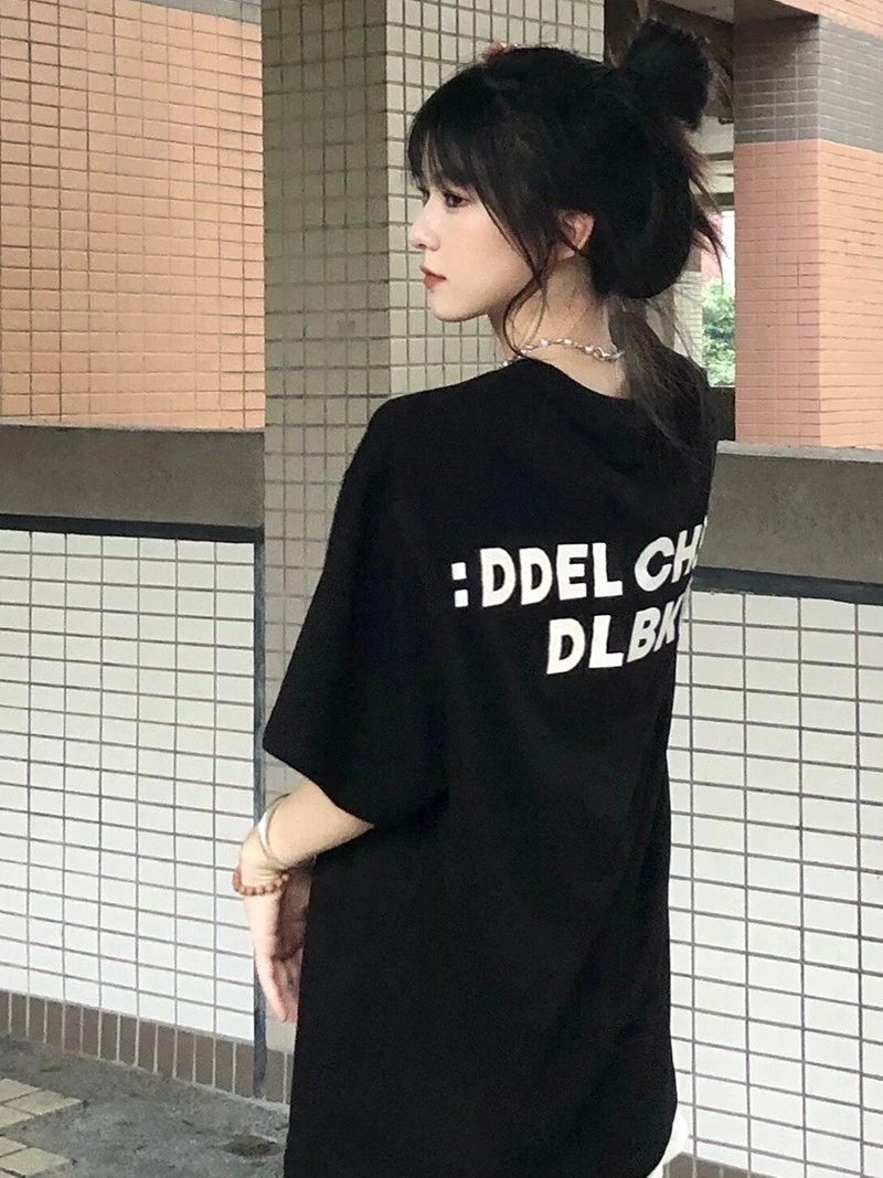 オーバーサイズTシャツを黒で選ぶべき理由は？リアルな着こなしと選び方を解説