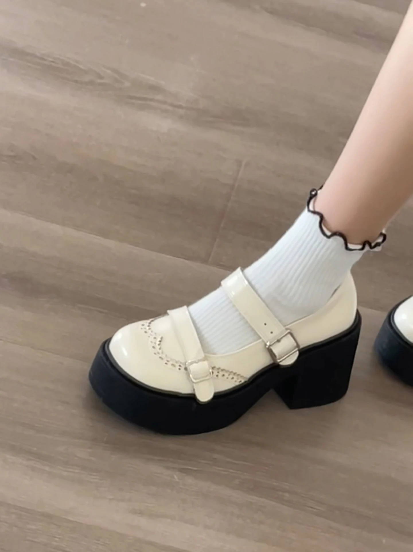 白色レトロフレンチスタイル低めヒール浅口パンプス：夏用の柔らかいソールで足にやさしいデザイン