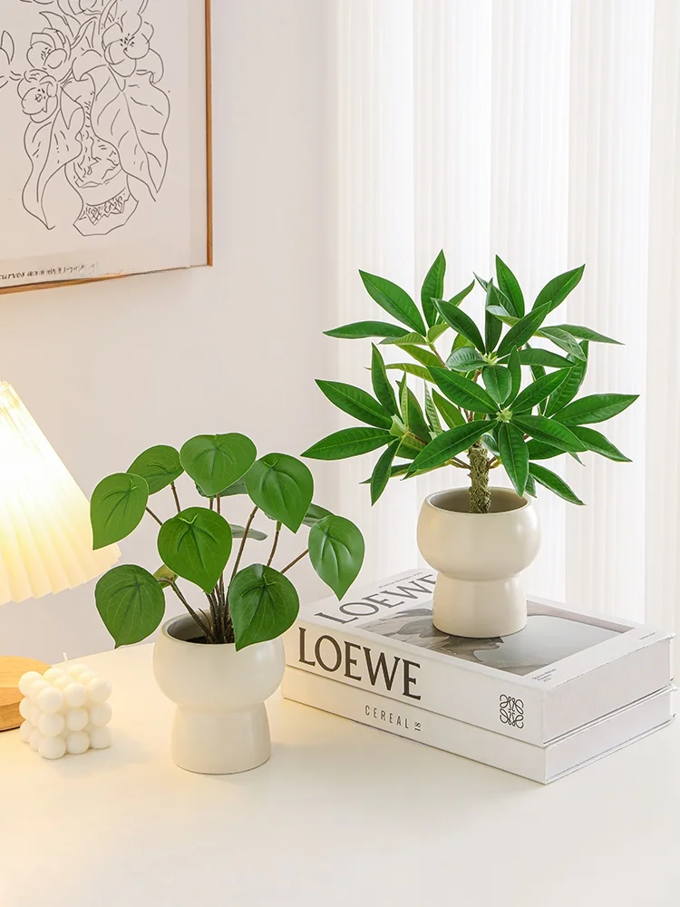 揃え るミニマリスト部屋づくりアイテム｜リアルな質感の植物風インテリアが導くシンプルさの秘密