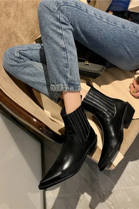 スタイリッシュなレディースショートブーツ【本革・太ヒール・先細デザイン・春秋用・アンクルブーツ】