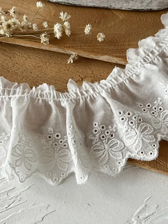 レース刺繍の花柄コットン生地【花びらデザイン・幅広・ドレープ加工】