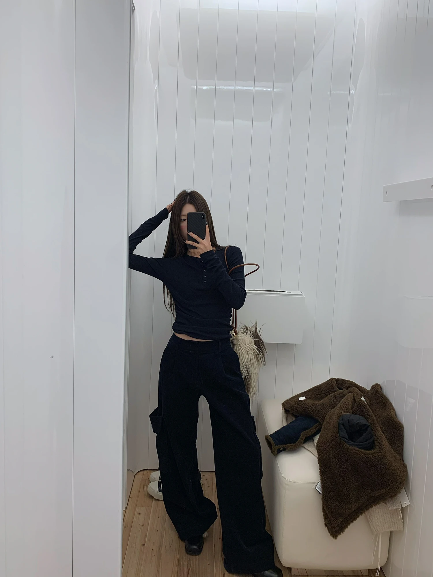 コットンコーデュロイカーゴパンツ：ネイビーの長め丈スタイルが実用性を実証