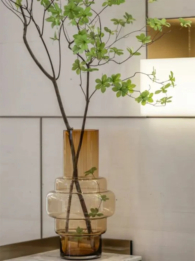 韓国インテリアを再現｜カフェ風部屋の作り方 - ジオメトリックガラスフラワーベースのデザインと色使い