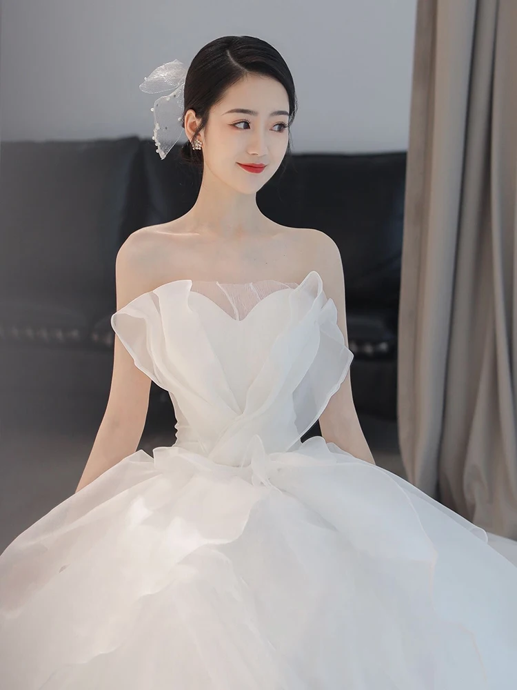 世界の花嫁衣装：上品な質感の抹胸ウェディングドレスの実際と使い方