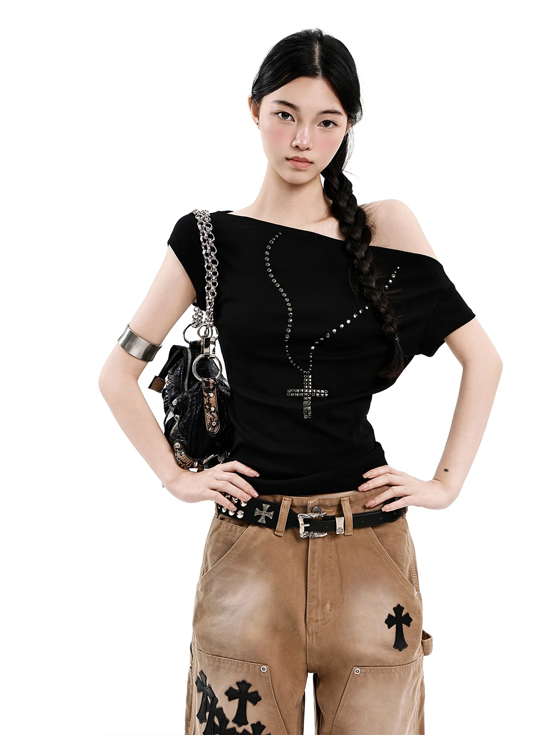 ブラックタイトフィットTシャツ：2026年夏季の辣妹風スタイルを実現