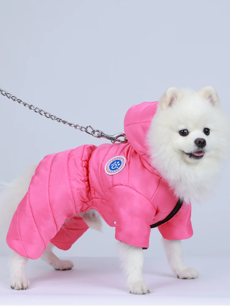 冬用犬用ダウンコート：小型犬向けの防水防寒性能とリード通し付きの実用性
