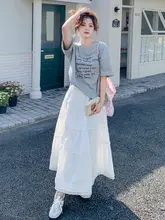 魅力的なドレススーツ【グレーの短袖Tシャツ・白のスカート・セットアップ対応】