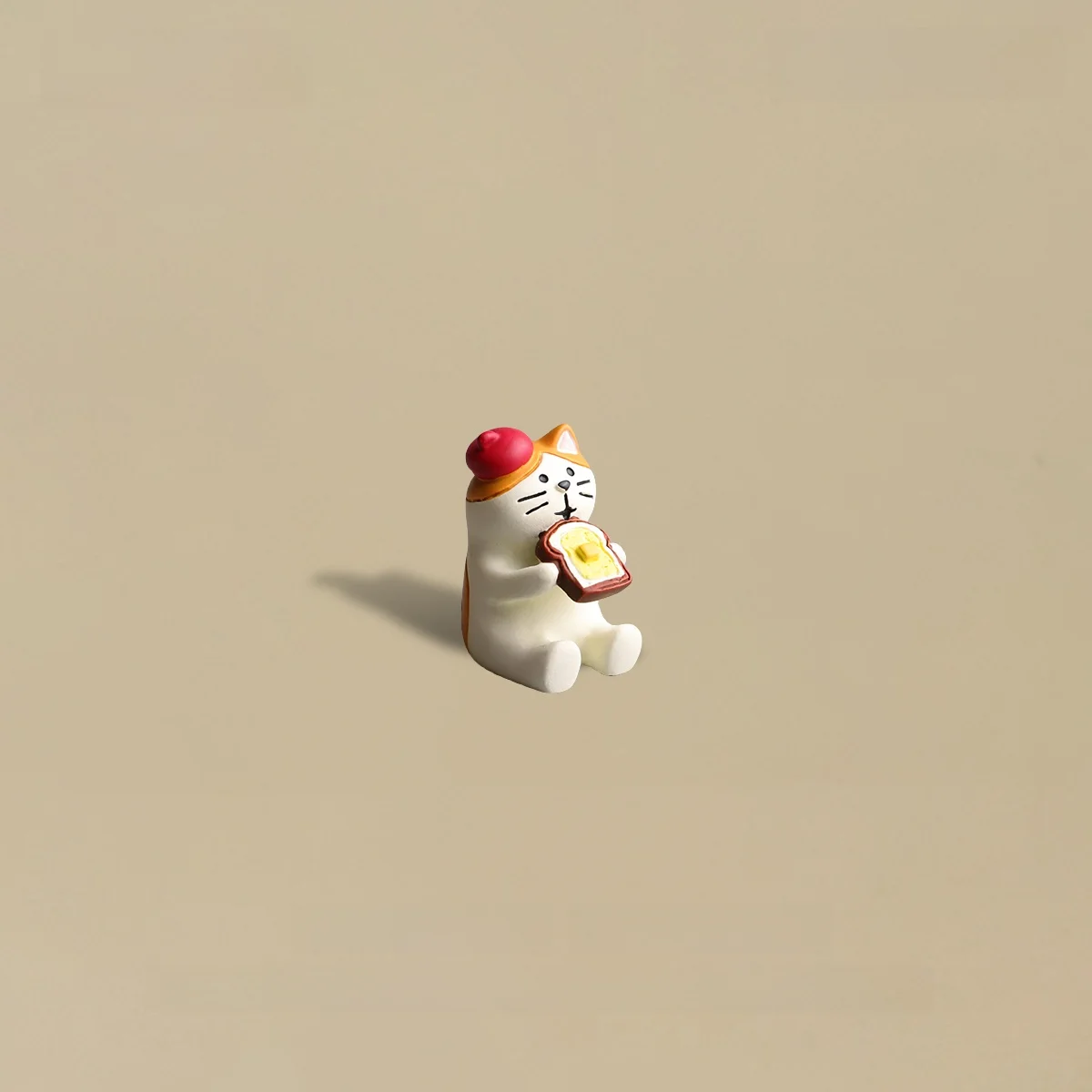 オフィステーマにぴったりの「可愛い猫のトースト型デスク飾り」は、どんな場面で使うべき？