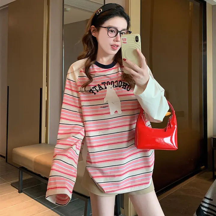 ピンクストライプの長袖Tシャツ【春用・かわいいデザイン・ゆったりシルエット】