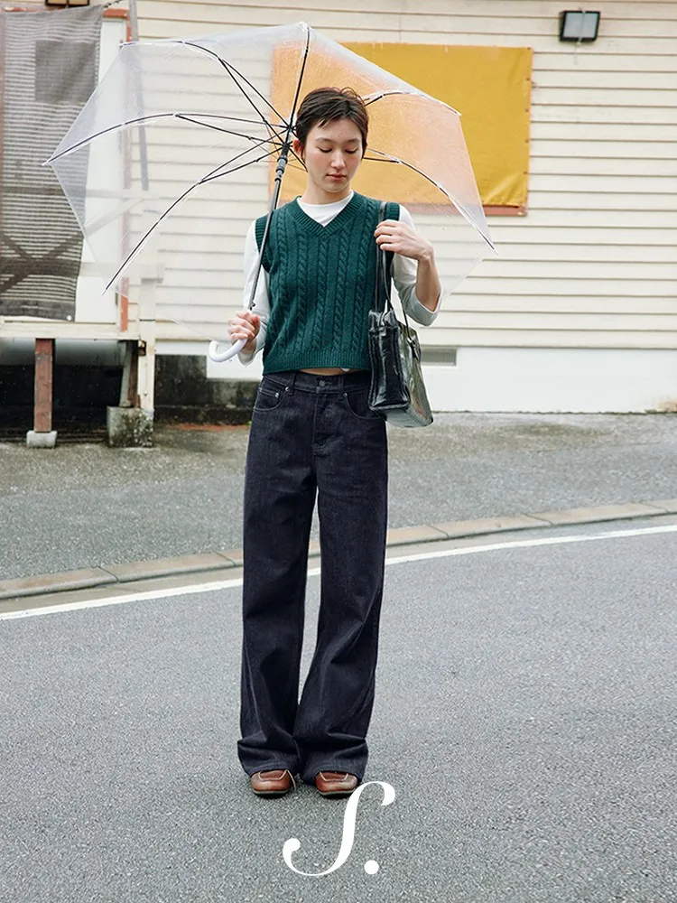 したシルエットのストレートデニムパンツ：静謐なネイビーブルーでカジュアルな日常を支える