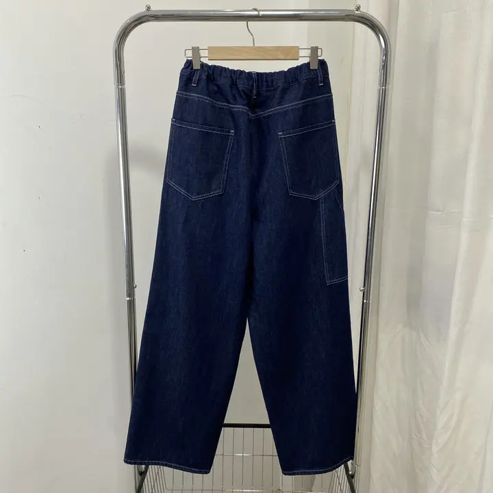 春コーデの基本アイテムとしてのハイウエストデニムワイドパンツ