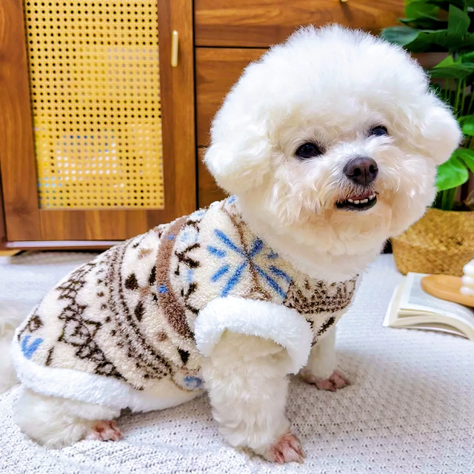 犬用コート：秋冬期のフリース裏地と几何学模様が特徴のリラックススタイルアイテム