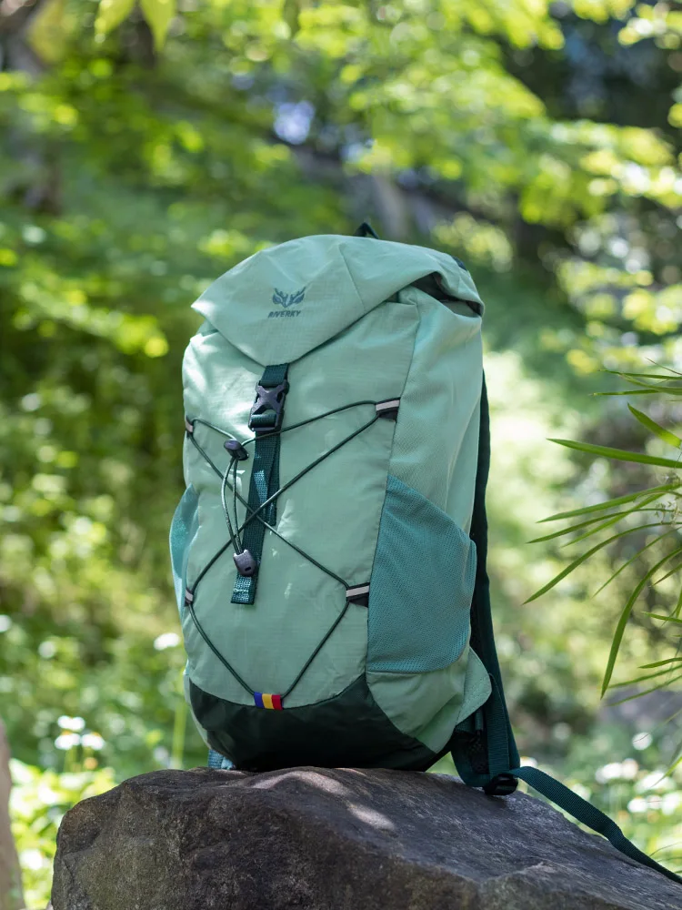 アウトドア登山小型バックパック 20リットル軽量ハイキング：軽量多機能リュックの実用性と耐久性を検証