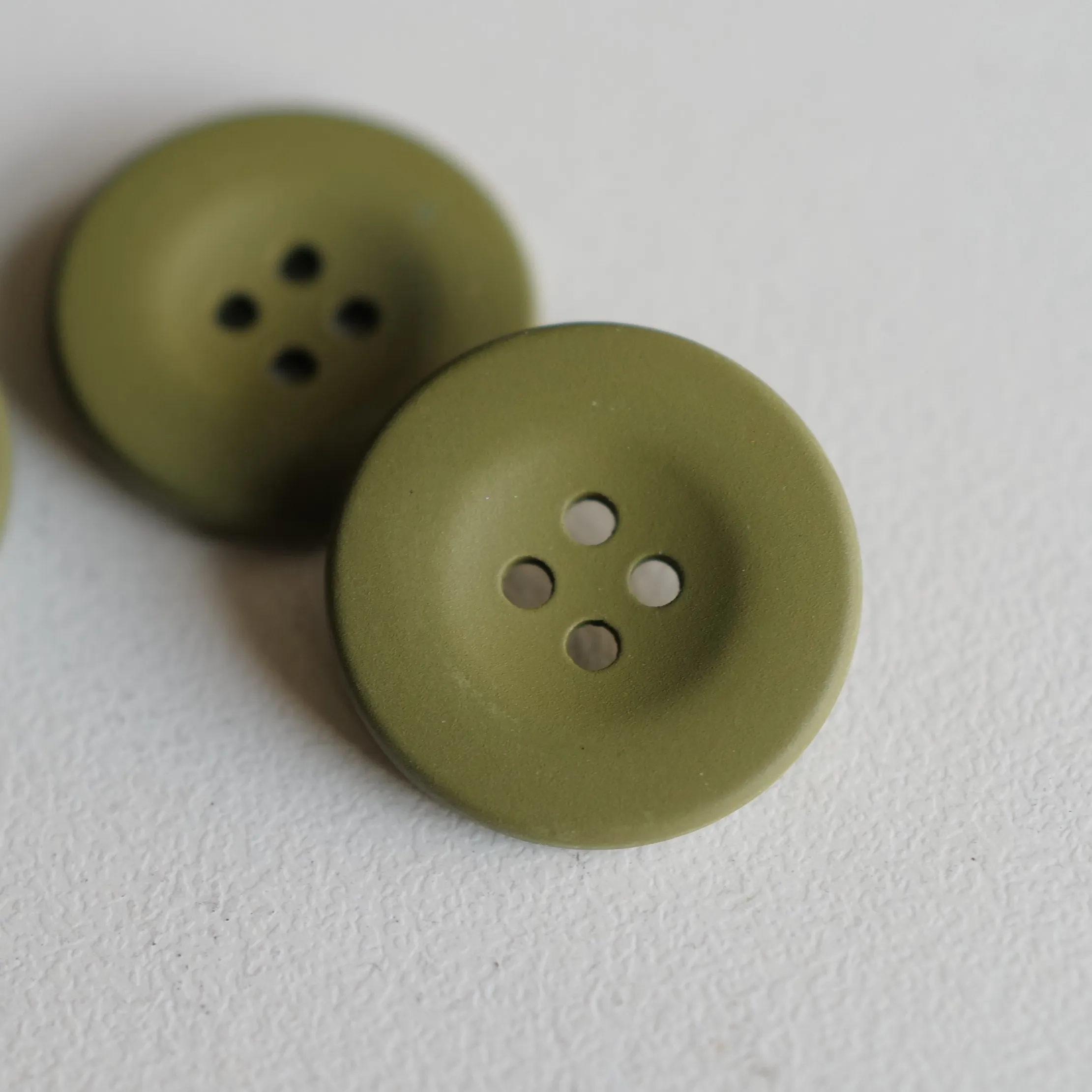 マットカーキ色の金属ボタン【20mm・高品質】の種類と実用性を徹底解説