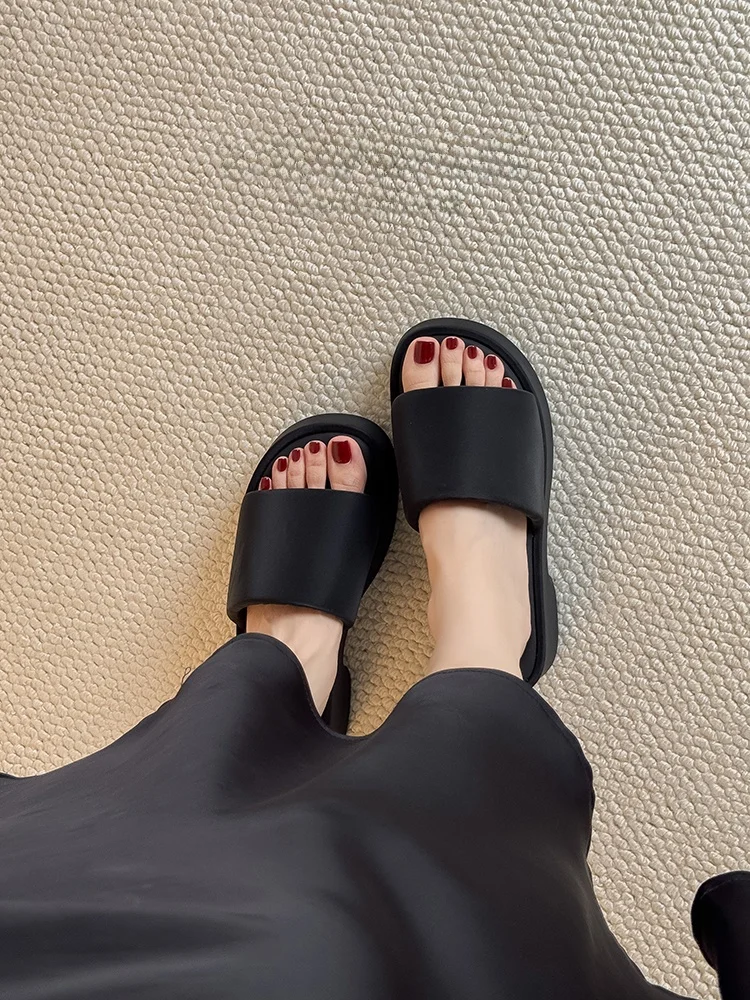 厚底一字トングサンダル：女性向け夏用カジュアルサンダルの履き心地と実用性