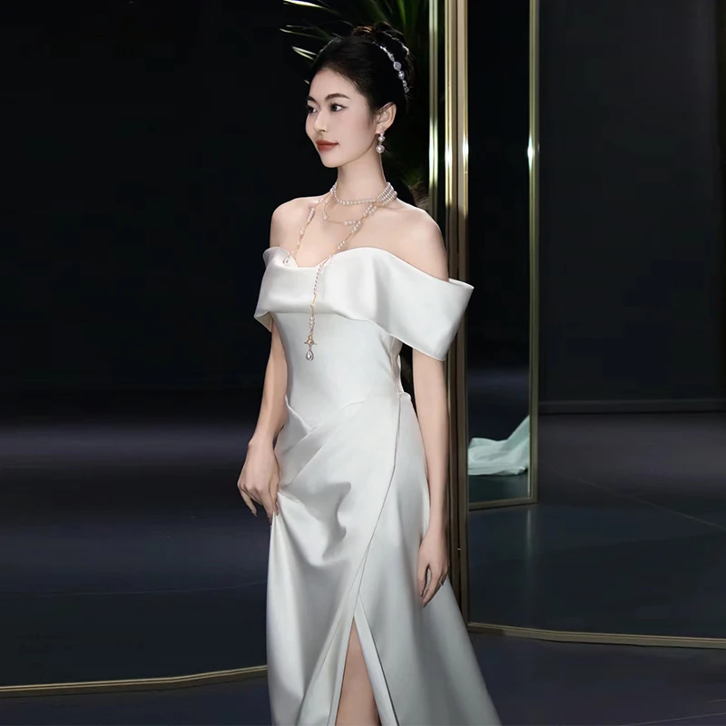 結婚式でジャニーズカートを選ぶべきは、シンプルでエレガントなオフショルダースカートなのか？